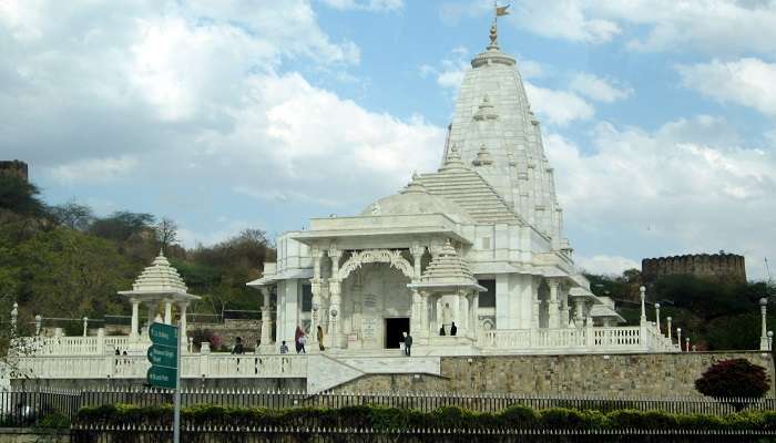 उज्जैन के दर्शनीय स्थल में से एक बिरला मंदिर है