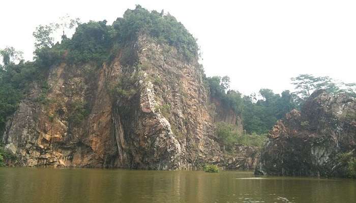 बुकिट बटोक हिल सिंगापुर में घूमने के लिए लोकप्रिय स्थान है