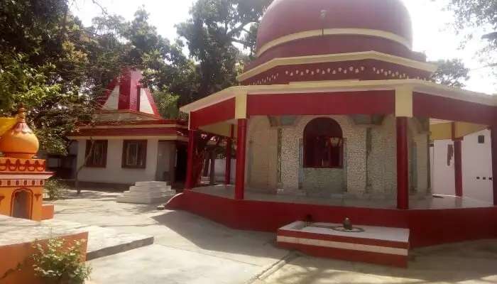 मनकामेश्र्वर मंदिर आगरे का ताजमहल के पास सबसे लोकप्रिय मंदिरों में से एक है