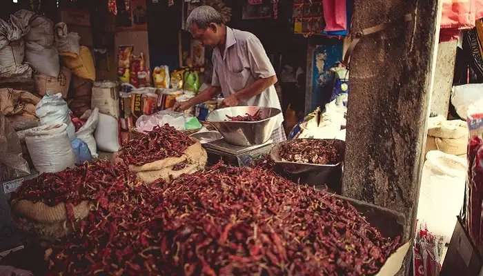 गोवा में घूमने की जगहें में से एक मापुसा मार्केट है