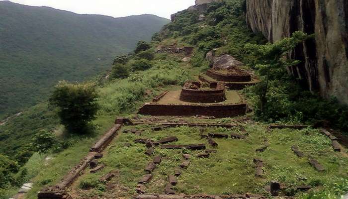 रामेश्वरम दर्शनीय स्थल में राम तीर्थम देखने लायक सबसे महत्वपूर्ण स्थान है