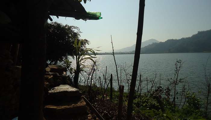 नेपाल के सबसे प्रसिद्ध पर्यटन स्थलों में से एक, रूपा ताल झील है