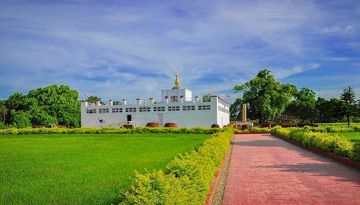 नेपाल के प्रसिद्ध पर्यटन स्थलों में से एक है।