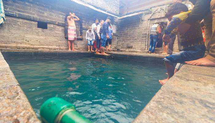 वशिष्ठ मंदिर अपने प्राकृतिक गर्म पानी के झरने के लिए प्रसिद्ध है।