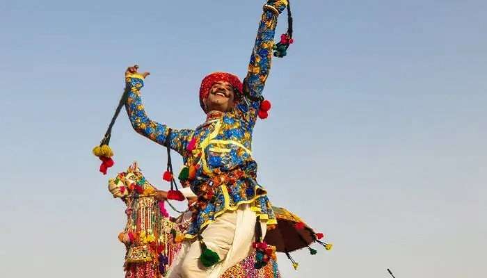 शिल्पग्राम में बेचे जाने वाले हस्तशिल्प स्थानीय कारीगरों और शिल्पकारों को आजीविका प्रदान करते हैं