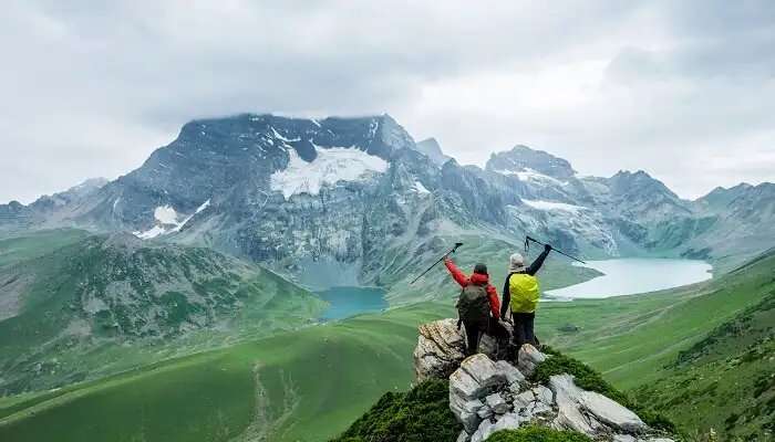 भारत के पर्यटक स्थल श्रीनगर की घाटी का दृश्य शानदार होता है