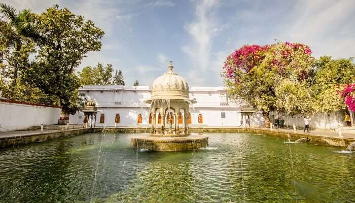 सहेलियों की बाड़ी में कमल तालाब इसे उदयपुर में घूमने के लिए एक लोकप्रिय स्थान बनाता है