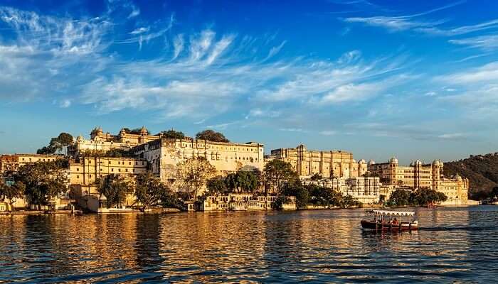 स्थान अपार सुंदरता से भरा हुआ