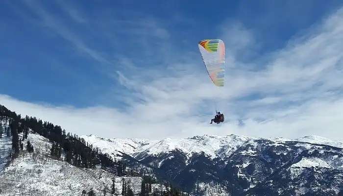 सोलंग घाटी हिमाचल प्रदेश के सबसे महत्वपूर्ण पर्यटन स्थलों में से एक है