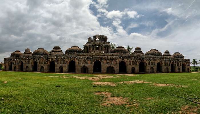 हम्पी में घूमने लायक सबसे दिलचस्प जगहों में से एक है हाथी अस्तबल