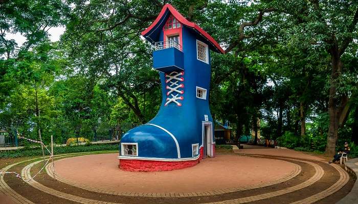 हैंगिंग गार्डन्स मुंबई में पर्यटकों के बीच काफी प्रसिद्ध है
