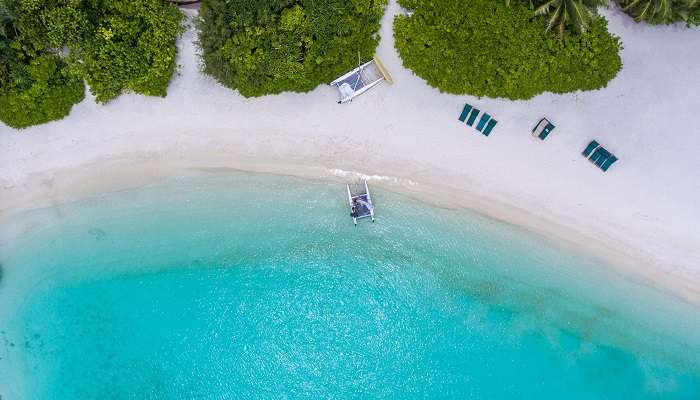 A view of Makunudu Island