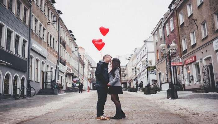 Displaying-Affection-In-The-Streets