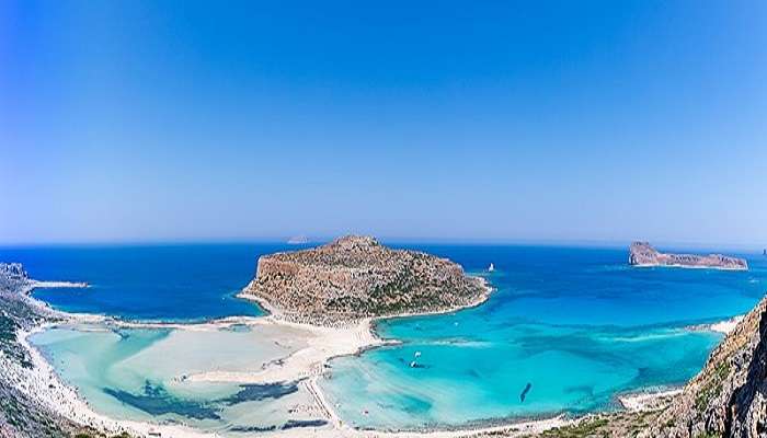 A panormic vew of a nice beach in greece 