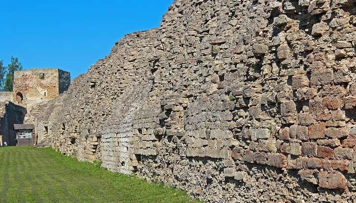 Induri Fort is one of the architectural places to visit in Talegaon, ideal for history buffs and researchers