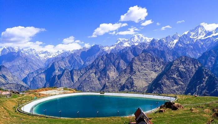 Montagnes enneigées d’auli