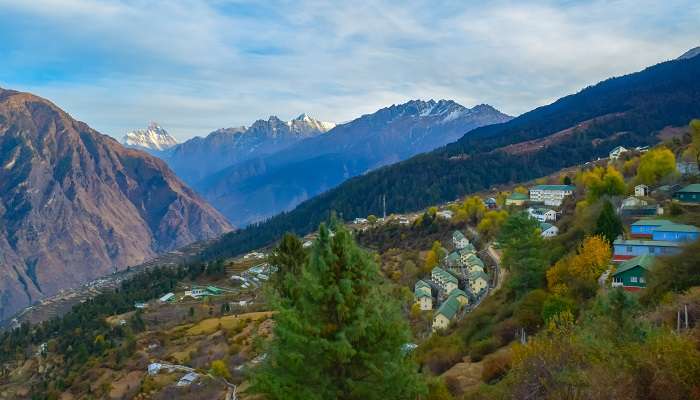 vue spectaculaire sur Auli,, c'est l'un des meilleur lieux à visiter en Inde en été