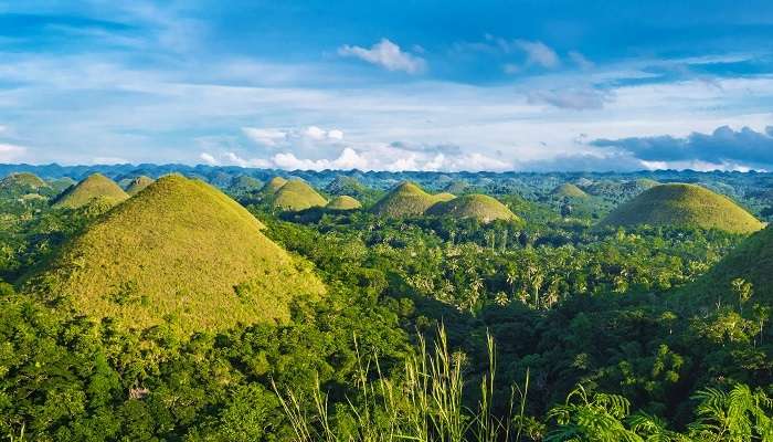 Les montagne de chocolate est meilleur lieux à visiter en octobre dans le monde