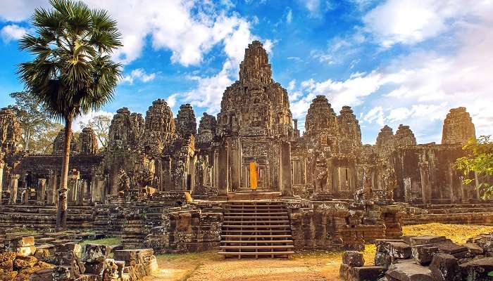 Visages de pierre antiques au coucher du soleil du temple Bayon,