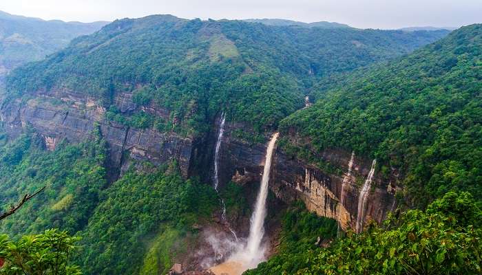 La vue magnifique de Nohkalikai à Meghalaya