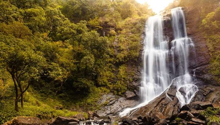 Porter la belle memoire de la chutes de Hebbe de Chikmagular