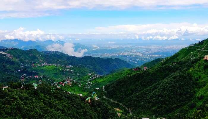 La vue naturelle de montagnes