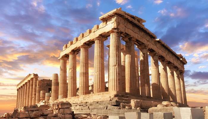 Temple du Parthénon au coucher du soleil, en Grèce