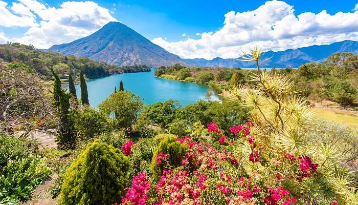 Belle baie du lac Atitlan avec vue sur le volcan