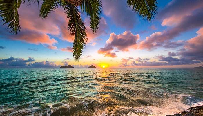 Beau lac au lever du soleil à Hawaï, l'un des meilleur Lieux à visiter en décembre dans le monde 