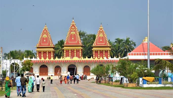 Another popular place to visit in Gangasagar. The temple is dedicated to the sage Kapil. 