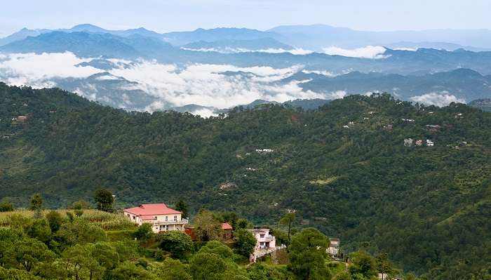 Découvrez la magnifique vue sur Kasauli. et c'est l'un des meilleur Lieux à visiter en Inde en avril