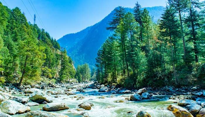 Vue fascinante sur la rivière Parvati à Kasol, C'est l'un des meilleur lieux à visiter en Inde en été