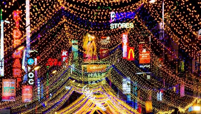 Plongez dans l'ambiance animée de Commercial Street Bangalore, l'un des meilleurs endroits à visiter à Bangalore