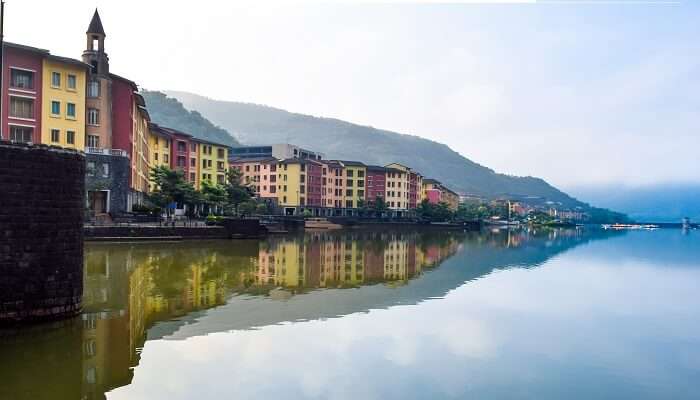 Explorer la belle vue du Lac de la ville de Lavasa