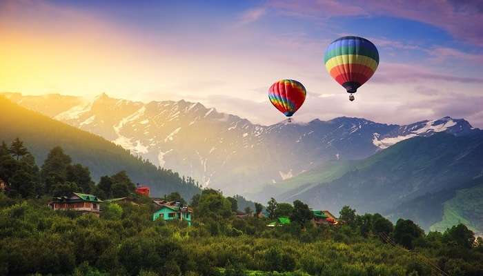 Profitez de la belle verdure et de la montgolfière à Manali, et c'est l'un des meilleur lieux à visiter en Inde en été