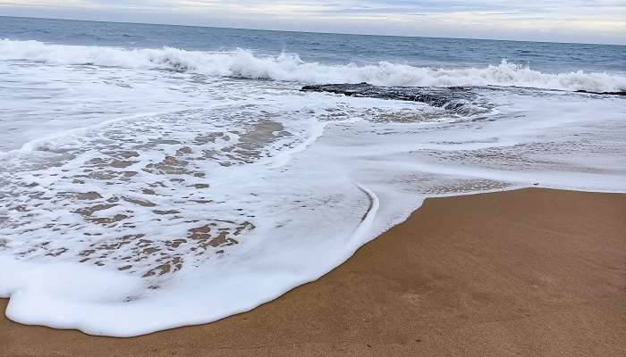 This is one of the best places to visit in Tiruchendur. The beach is known for its serenity.