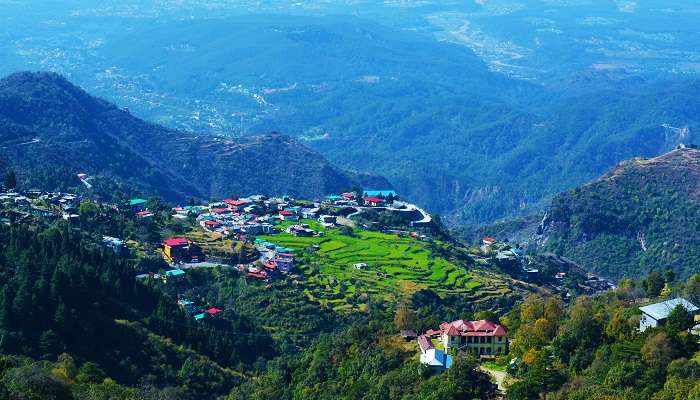 La belle vue sur la montagne à Mussoorie, c'est l'un des meilleur lieux à visiter en Inde en été