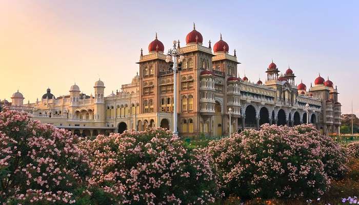 Le célèbre palais de Mysore, c'est l'un des meilleur lieux à visiter en Inde en été