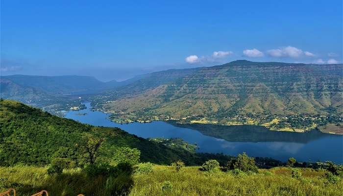 Panchghani, une belle destination touristique Une vallée avec une rivière aux eaux bleues