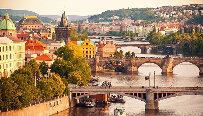 Belle vue sur Vltava et birdges en République tchèque, C'est l'un des meilleur Lieux à visiter en décembre dans le monde 