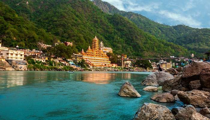 Profitez de la belle vue sur le rivière Ganga à Rishikesh, c'est l'un des meilleur Lieux à visiter en Inde en avril