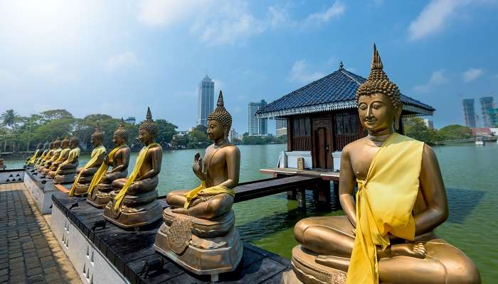 Statues de Bouddha dans le temple Seema Malaka au Sri Lanka, c'est l'un des meilleur Lieux à visiter en décembre dans le monde