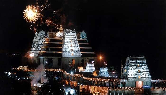 Offrez-vous la sérénité du temple ISKCON de Bangalore