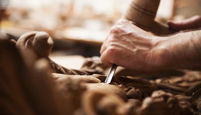 Wood carving at the art center 