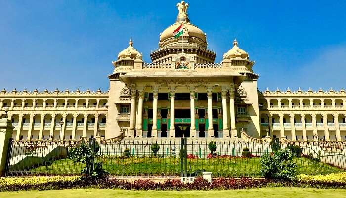 Laissez-vous fasciner par l'architecture de Vidhana Soudha