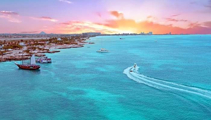 Vue aérienne de l'île d'Aruba, dans la mer des Caraïbes au coucher du soleil, c'est l'une des meilleur endroits à visiter en septembre