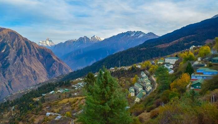 La vue spectaculaire de montagne en Auli, c'est l'un des meilleur lieux à visiter près de Chandigarh