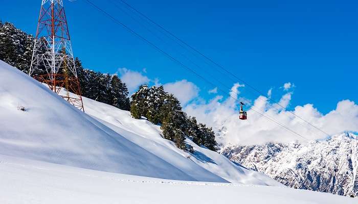 Profitez de la neige à Auli, c'est l'une des meilleur lieux à visiter en janvier en Inde 