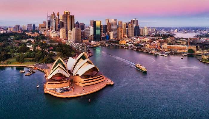 Lever de soleil coloré rosé sur la ville de Sydney, c'est l'une des meilleurs endroits à visiter en janvier