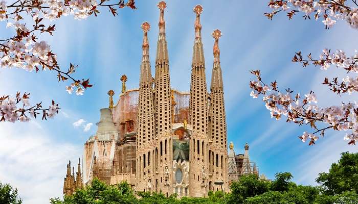 Cathédrale Sagrada Familia au printemps Barcelonea, c'est l'une des meilleurs endroits à visiter en septembre